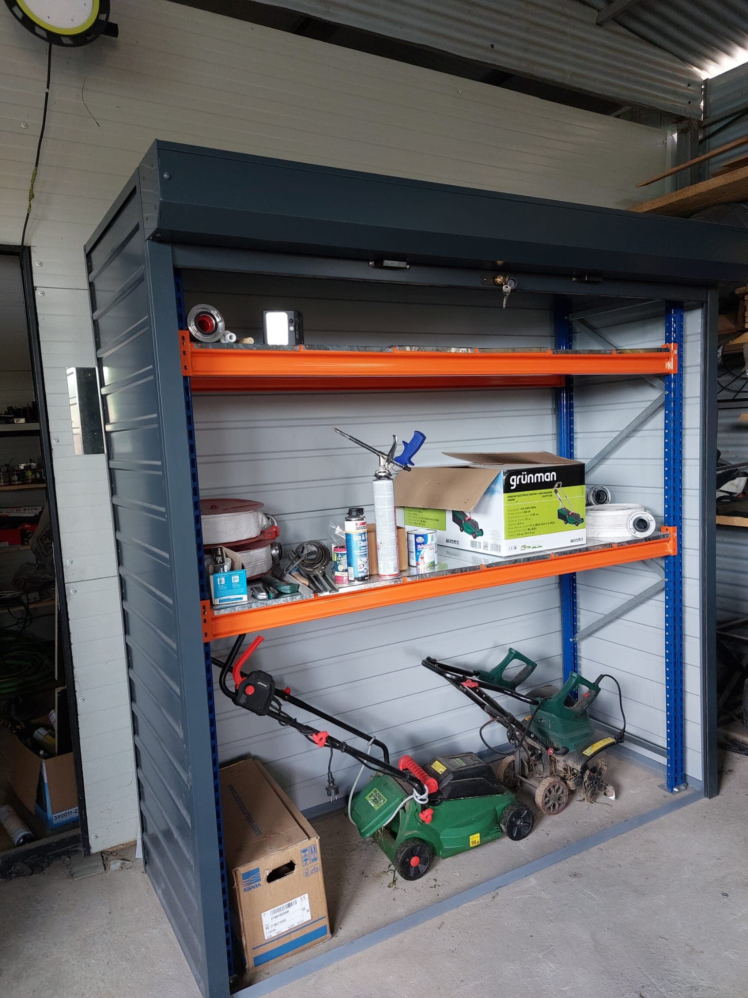 MetalBox cu rafturi și unelte